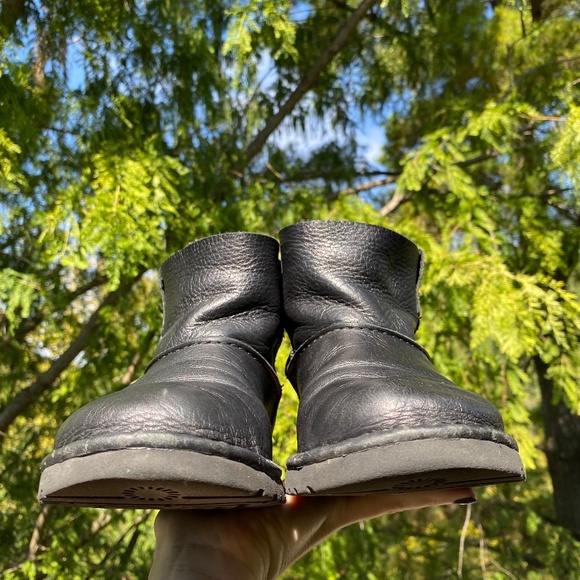 Wm 8 UGG Black Leather Unlined Mini Boot - Picture 11 of 15